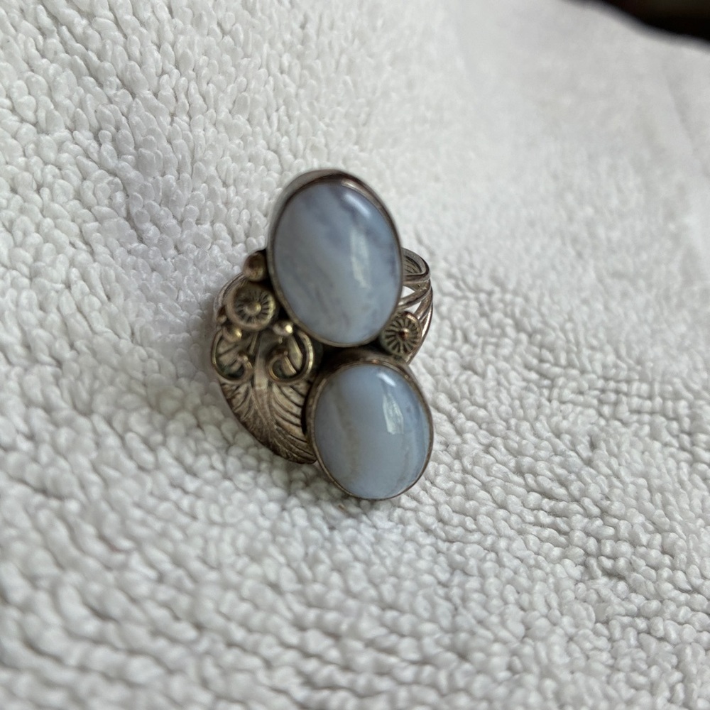 Elegant Vintage Navajo Sterling Silver and White Blue Grey Chalcedony Stone Ring - Picture 2 of 4